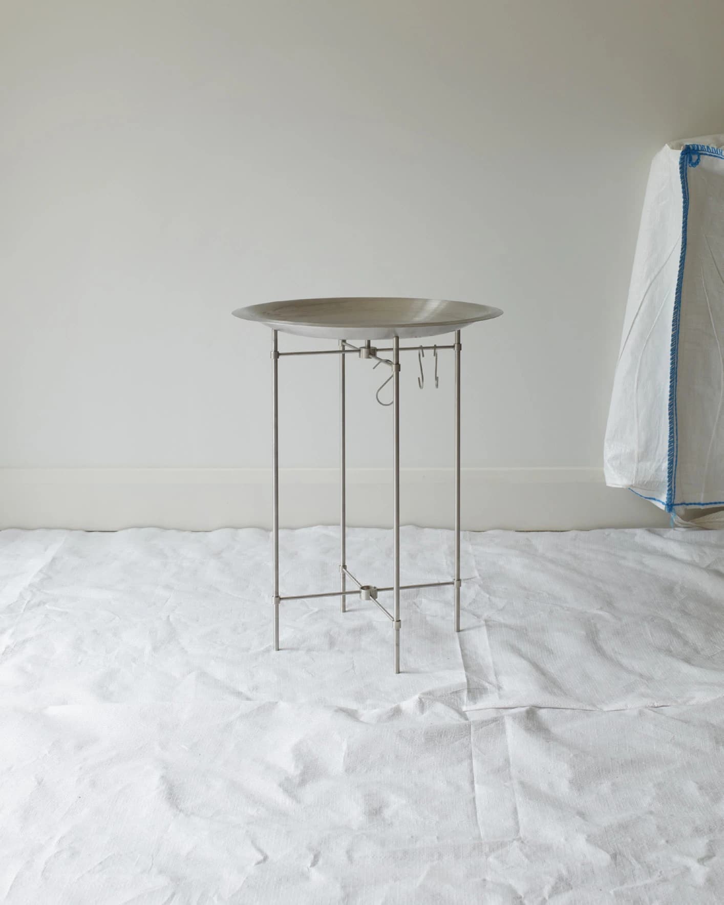 Table Without Qualities – Sidetable